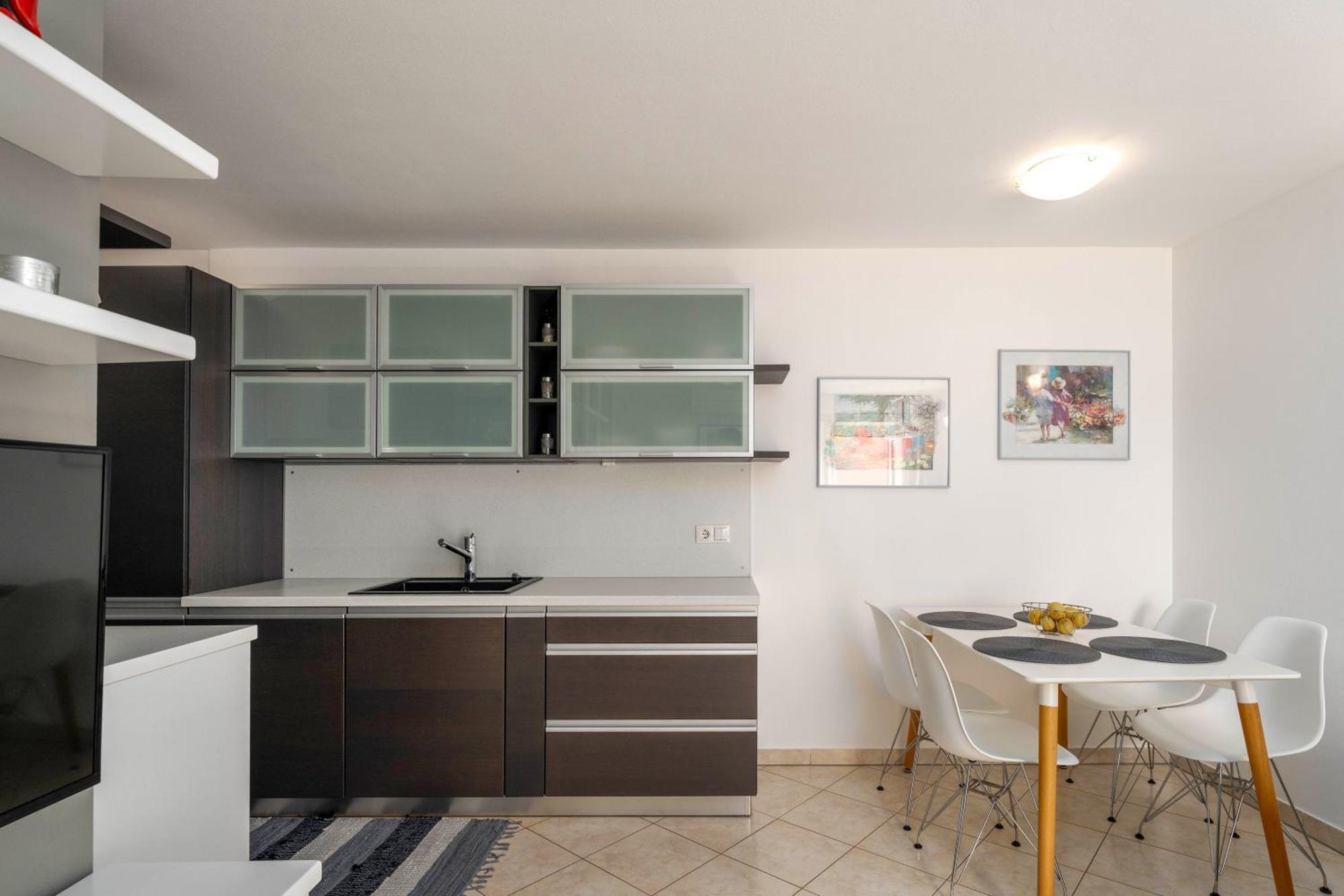 Degrassi Square Apartments (Adults Only) Vrsar Zewnętrze zdjęcie
