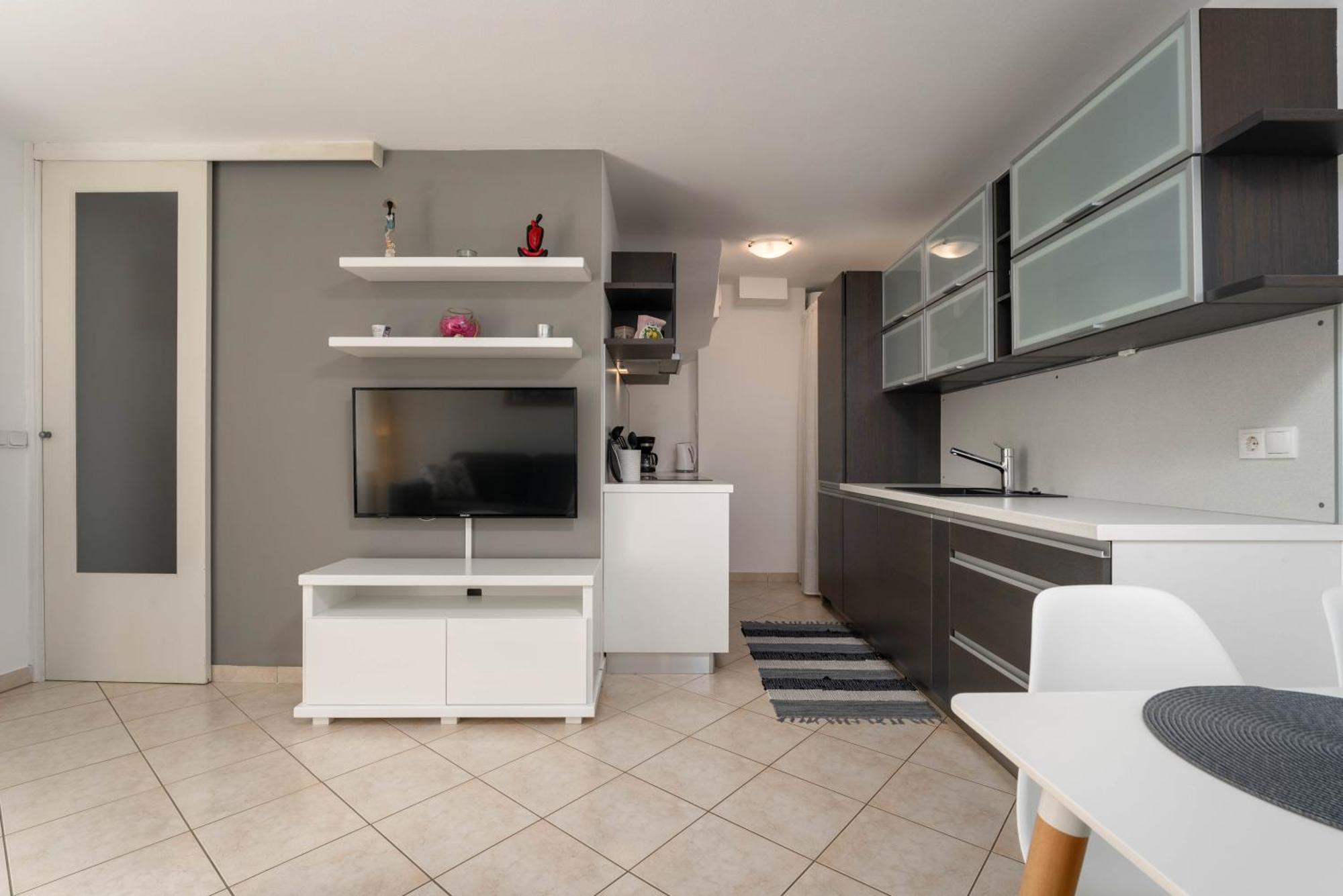 Degrassi Square Apartments (Adults Only) Vrsar Zewnętrze zdjęcie