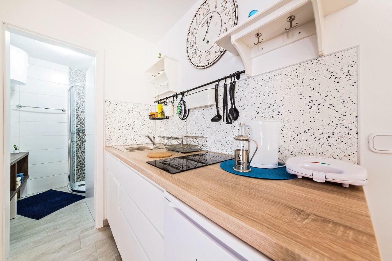 Degrassi Square Apartments (Adults Only) Vrsar Zewnętrze zdjęcie