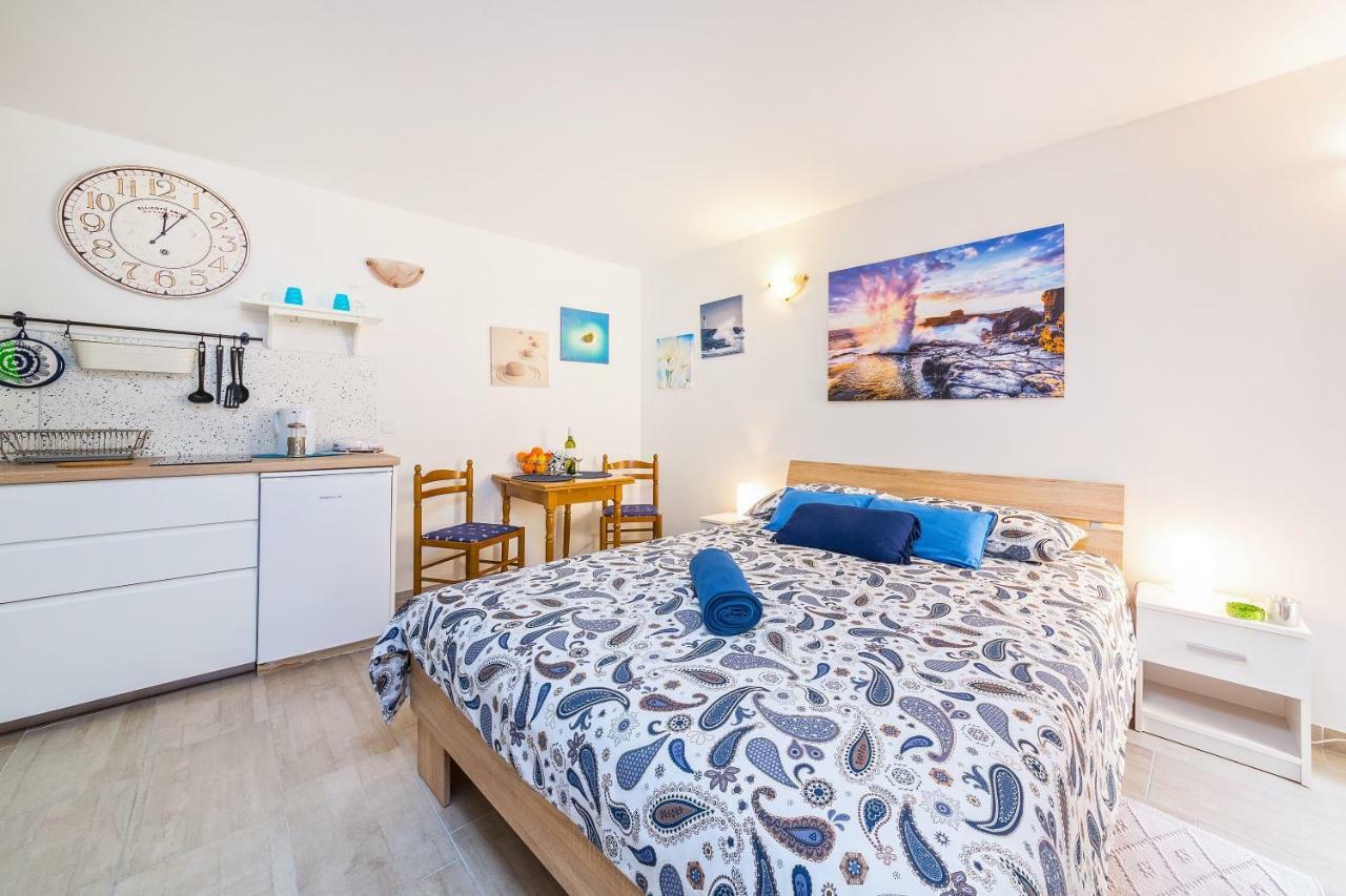 Degrassi Square Apartments (Adults Only) Vrsar Zewnętrze zdjęcie