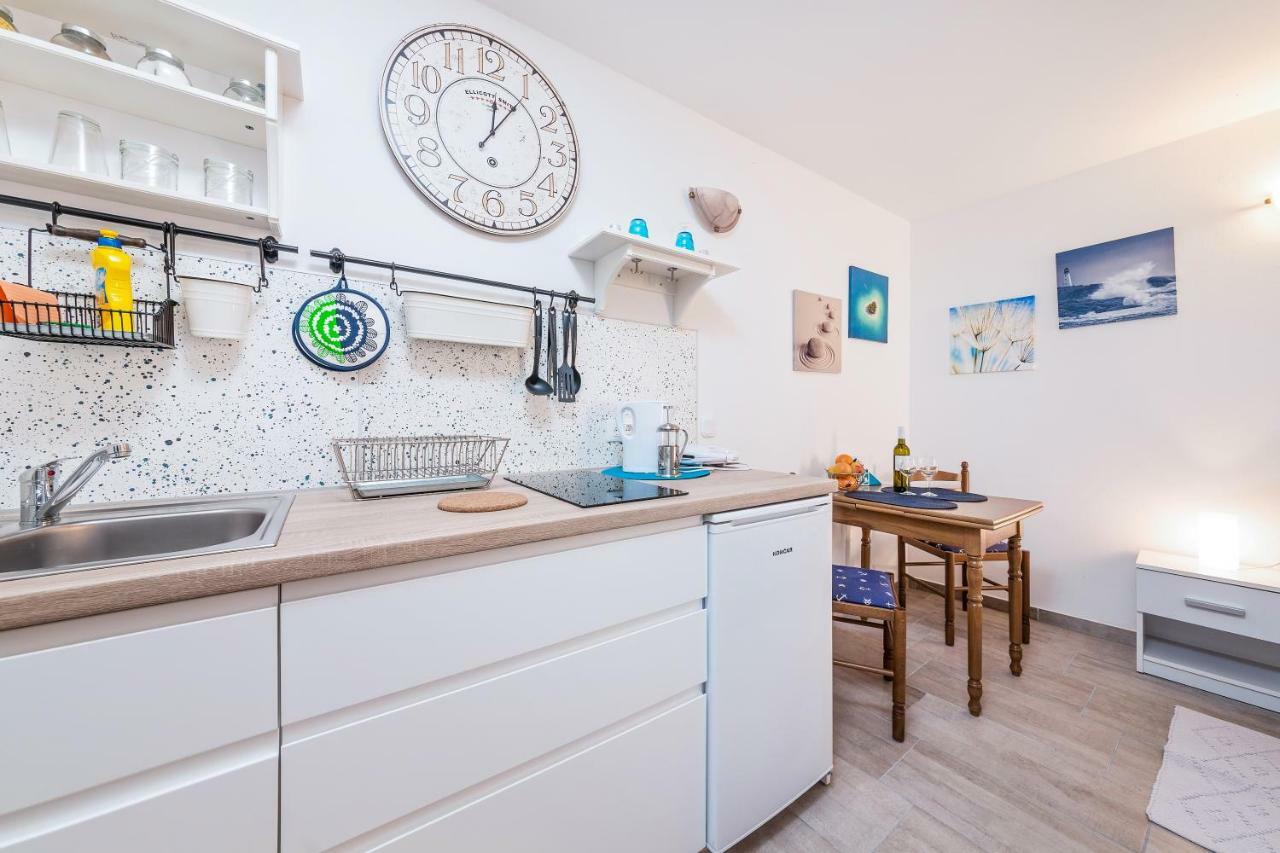 Degrassi Square Apartments (Adults Only) Vrsar Zewnętrze zdjęcie