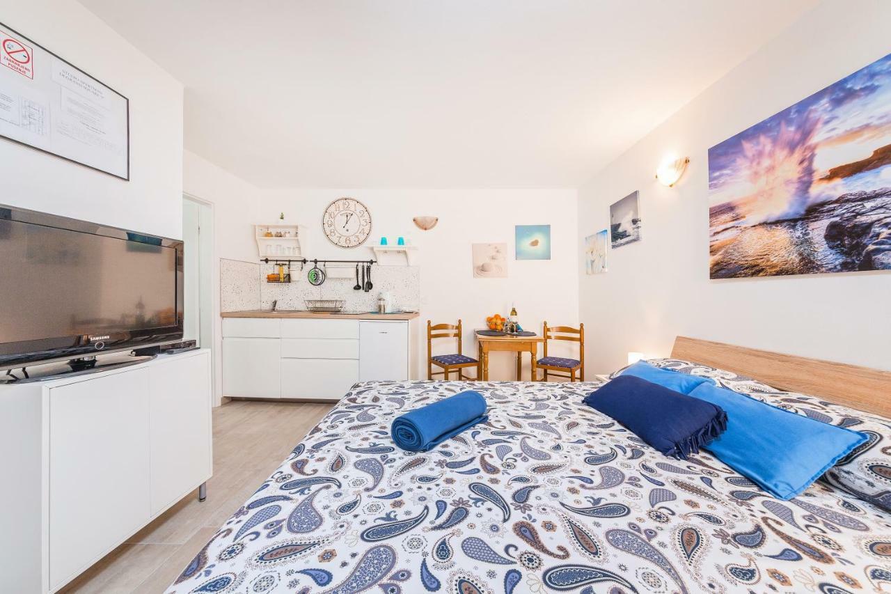 Degrassi Square Apartments (Adults Only) Vrsar Zewnętrze zdjęcie