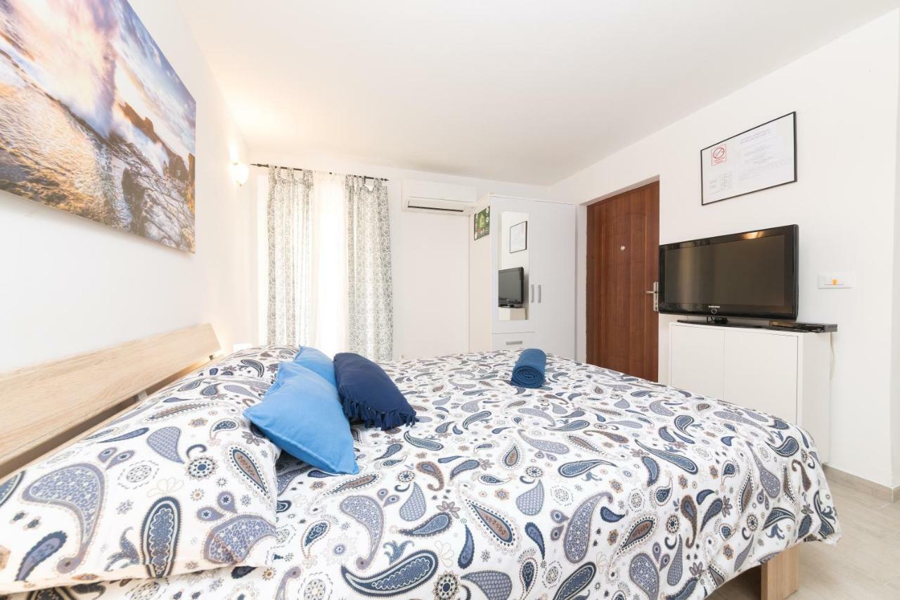 Degrassi Square Apartments (Adults Only) Vrsar Zewnętrze zdjęcie