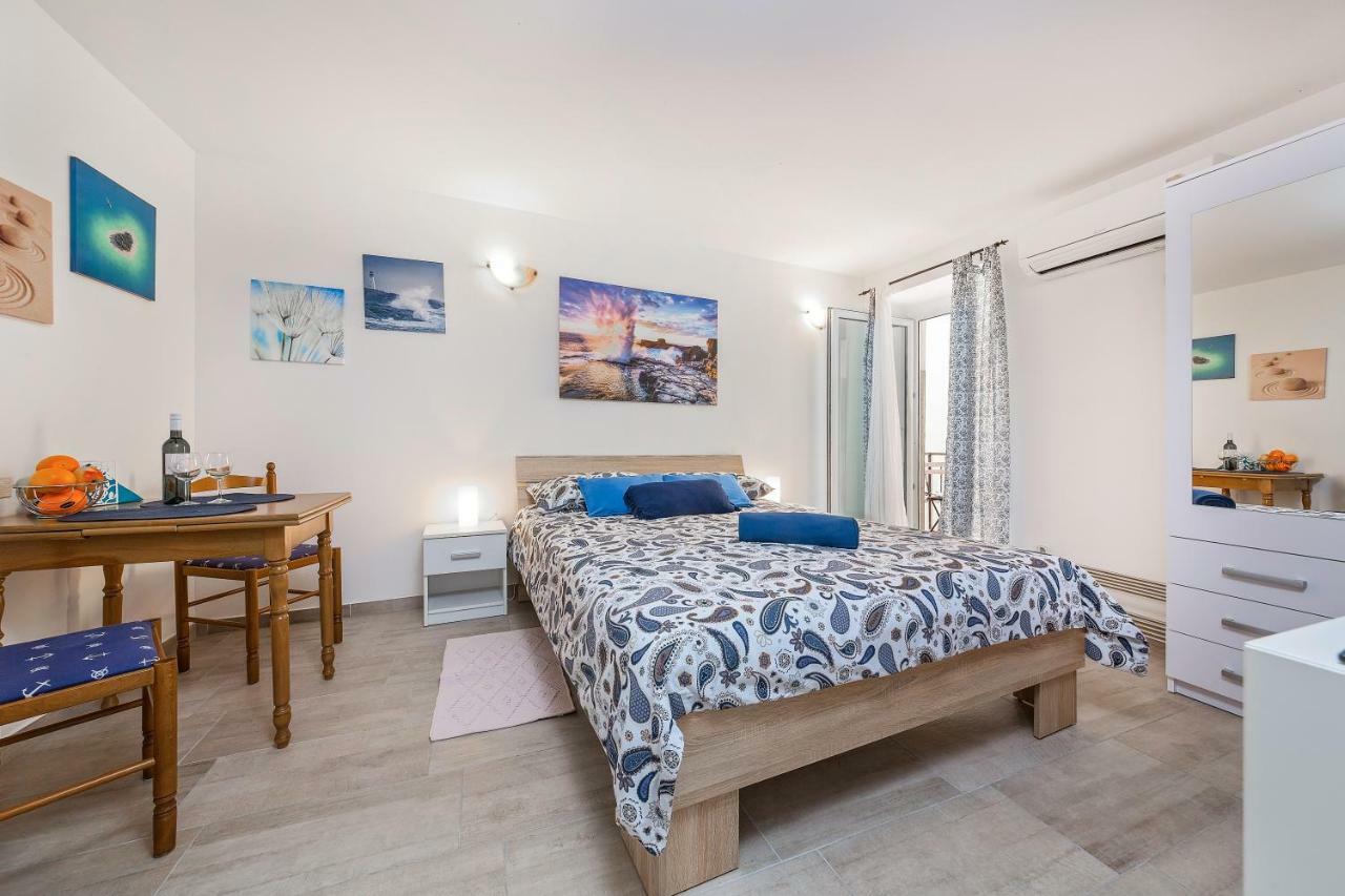Degrassi Square Apartments (Adults Only) Vrsar Zewnętrze zdjęcie